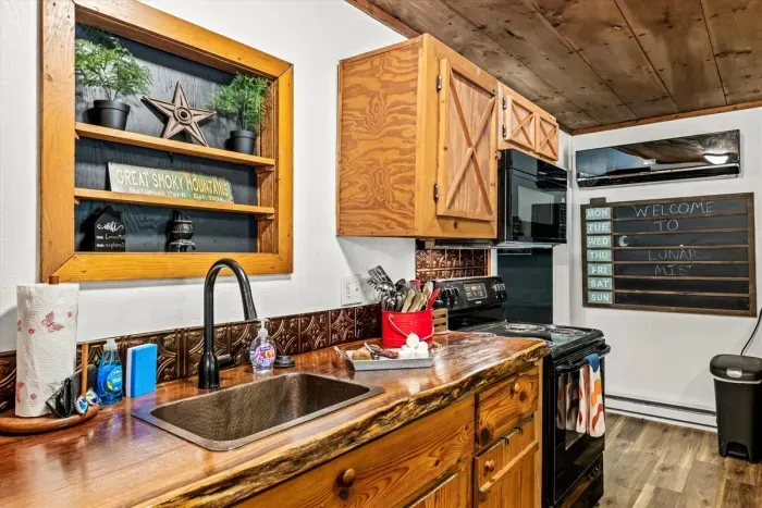 Deep sink, wood counters, and a chalkboard for trail notes and grocery lists. The small stuff's handled so you can get on with the good part of the day.