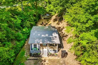 From above: one cabin, one drive, and acres of hardwood in every direction. Private doesn't quite cover it — you'll hear more birds than engines all weekend.