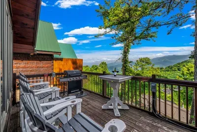 Grill, chill, and enjoy the beautiful mountain views from the deck. 🍔