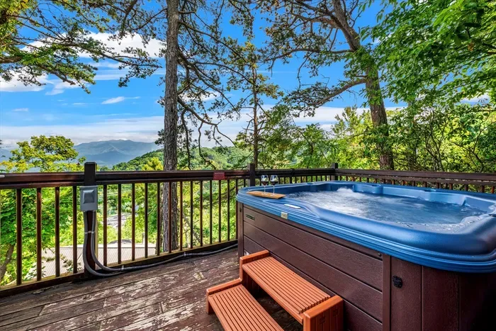 Come for the views, stay for the hot tub and peaceful surroundings. 😌