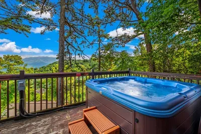 Nothing beats a hot tub session under the stars with a stunning mountain backdrop. 🌌