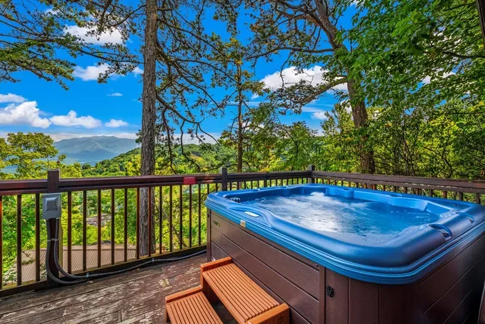 Nothing beats a hot tub session under the stars with a stunning mountain backdrop. 🌌