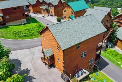 Log cabin in a quiet resort community near Dollywood