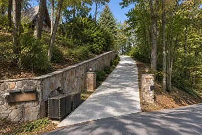 Enjoy the beautiful uphill drive through the trees as you make your way to a peaceful cabin retreat. 🌿🏔️ With 4 designated parking spaces, arriving with family and friends is easy and convenient.