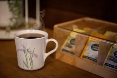 Slow mornings start here — a fresh cup, a fully stocked coffee bar, and no reason to rush. The little touches that turn a cabin stay into a proper reset.
