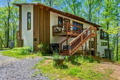 Exterior view of the cabin.