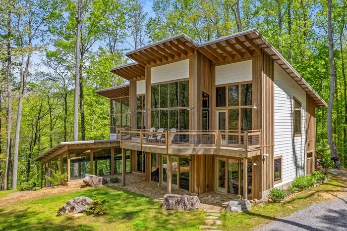 Modern luxury meets the Smoky Mountains — your private glass-walled retreat awaits 🌲✨.