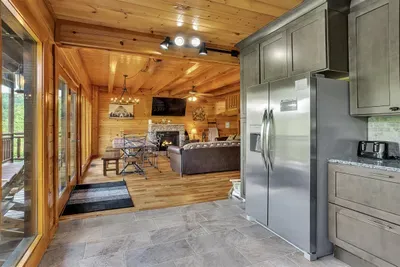 Large fridge/freezer for all your groceries ❄️