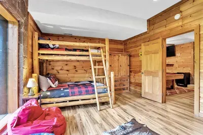Sturdy wood bunks with comfy mattresses 🛏️