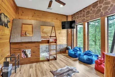 Bunk beds with plenty of floor space for luggage 🎒