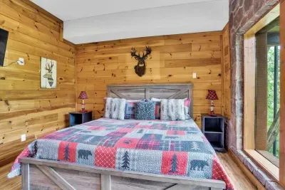 Mountain-inspired décor with cozy bedding 🌲