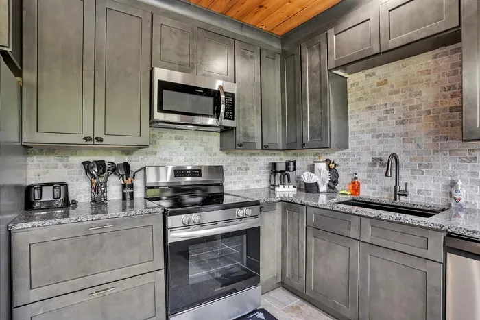 Stainless steel appliances & granite counters = easy meals ✨
