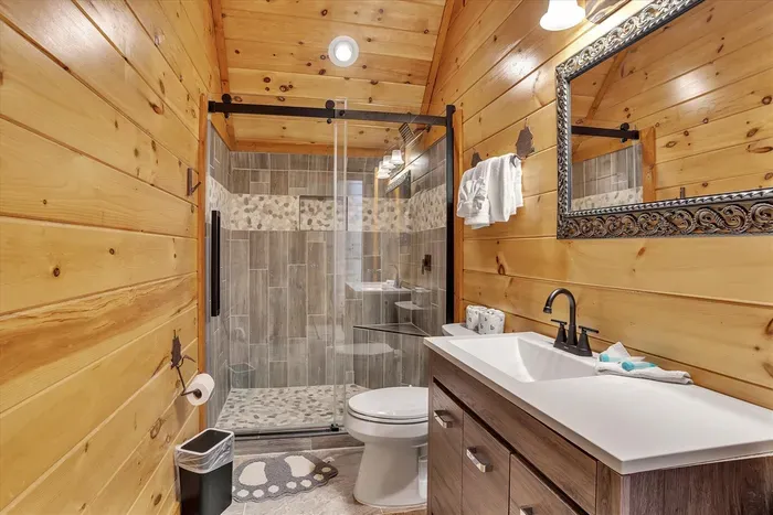 Every suite has its own bathroom = no waiting 🚿
