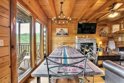 Dining table seats the whole group 🍽️