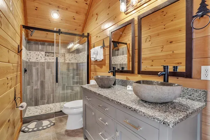 Every suite has its own bathroom = no waiting 🚿