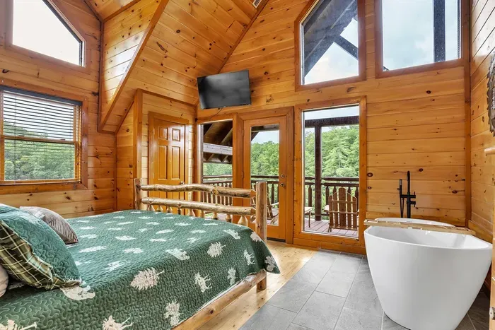 King-sized bed with private bath & walk-in shower 🛏️