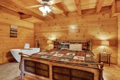 Hotel-style comfort with a cozy cabin touch ✨