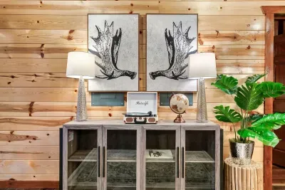 Antler art, lush greenery, and a styled coffee station — the small details that tell you this cabin was put together with genuine care. Your mornings are already in good hands.