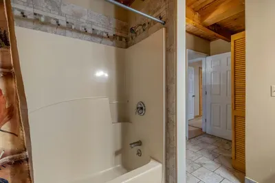 Tub-and-shower combo, bright and spotless. The practical detail that matters after a full day of hiking, waterparks, and Parkway walking with kids in tow.