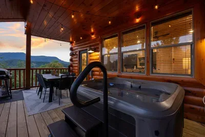 Evenings on the deck: soak in the hot tub, dine under the lights, and enjoy mountain views 🌄💦