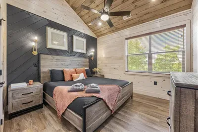 Wake up refreshed in this inviting king suite, complete with soft lighting and cabin charm.