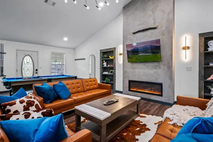 Sink into tufted leather sofas around the fireplace, then spin around for a game of pool — the great room gives you both without taking a single step outside.