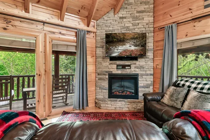 🔥 Fireside comfort + Smoky Mountain views = vacation perfection.