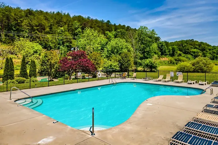 Spend your mornings exploring the Smokies and your afternoons relaxing poolside — the best of both worlds. 🌲🏊‍♂️