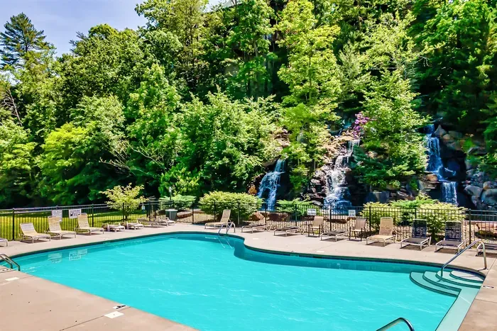 💦 A pool with a waterfall view — yes, please!