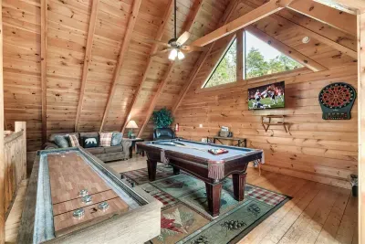 🎯 Pool, shuffleboard, darts & more — your private game loft awaits.