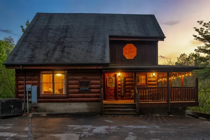✨ Evening glow, cozy vibes, and your Smoky Mountain retreat.