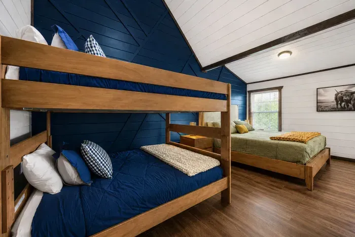 A king bed plus queen-over-queen bunks give families flexible sleeping space while keeping everyone close.