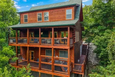 A full daytime look at Bearfoot Haven and its three levels tucked among the trees.