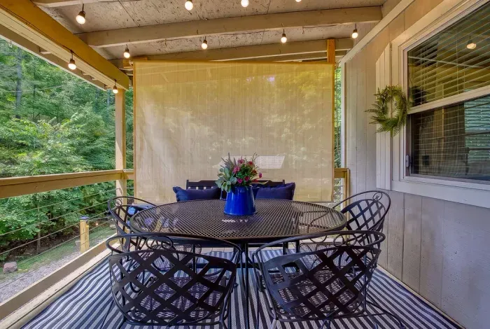 Breakfast on the covered deck with the forest as your backdrop. Coffee steams, birds start up, and the screen drops when the sun gets bold. Every meal tastes better out here.