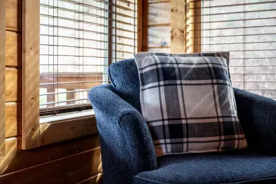 Cozy corners, crackling fires, and mountain views — pure comfort. 🔥🌄
