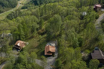 High above, the cabin becomes more than a getaway—it’s an experience.