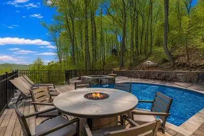 A pool to cool you, a fire to warm you—pure cabin bliss.