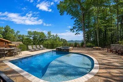Sun, mountains, and a pool made for pure relaxation 🌿🏡