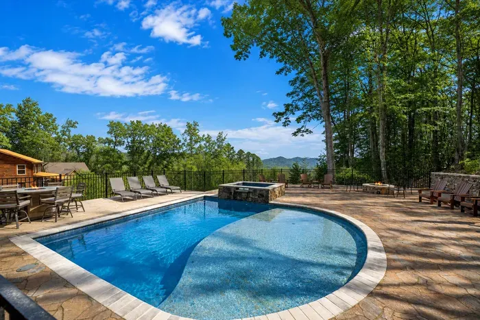 Sun, mountains, and a pool made for pure relaxation 🌿🏡