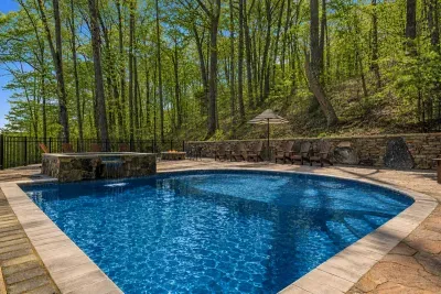 Poolside perfection with nature all around 🌲💦