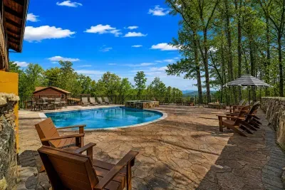 The kind of pool that makes every day feel like vacation 🌞