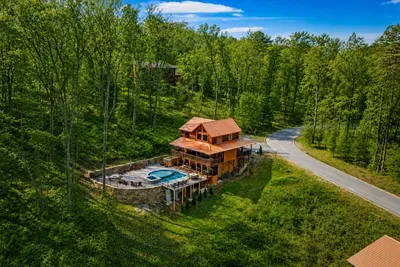 From above, it’s pure serenity—a hidden cabin surrounded by nature’s finest views.