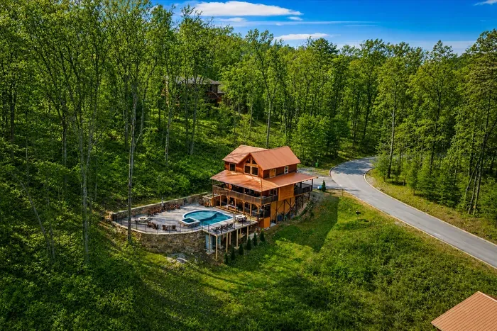 From above, it’s pure serenity—a hidden cabin surrounded by nature’s finest views.