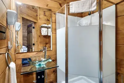 Lower level bedroom en suite bathroom
