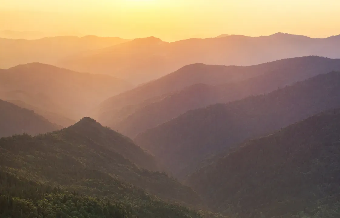 mountain-range-at-dusk-in-a-hazy-landscape-2026-03-19-23-08-17-utc