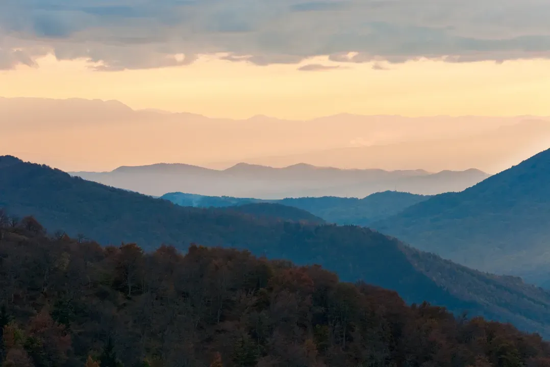 scenic-mountain-range-at-sunrise-with-golden-light-2026-03-25-23-42-25-utc