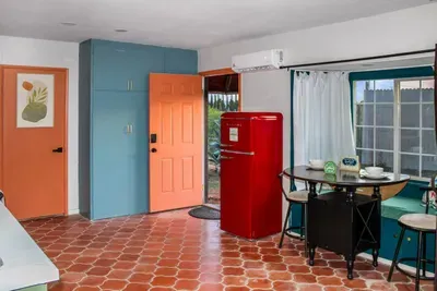 Private Modern Loft | Pet Friendly | Fast Wi-Fi - image 4 of 24