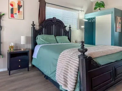 Private Modern Loft | Pet Friendly | Fast Wi-Fi - image 8 of 24