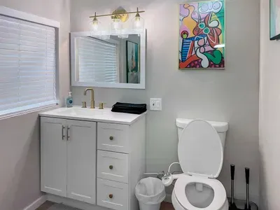 Private Modern Loft | Pet Friendly | Fast Wi-Fi - image 7 of 24