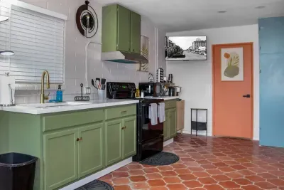 Private Modern Loft | Pet Friendly | Fast Wi-Fi - image 14 of 24